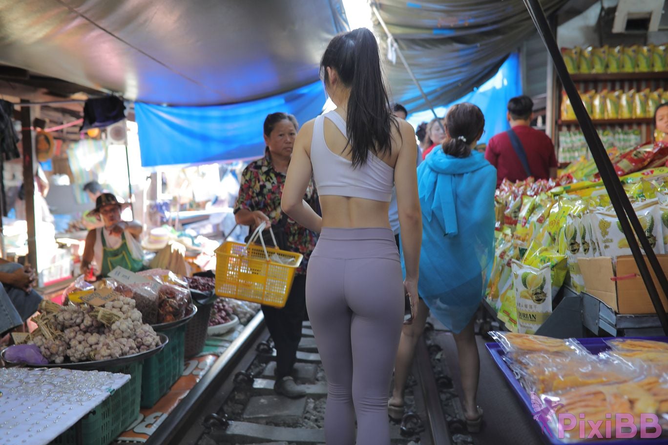 Featured Street Photography Works No.5612 Beautiful girl in gray yoga pants PixiBB.COM 715