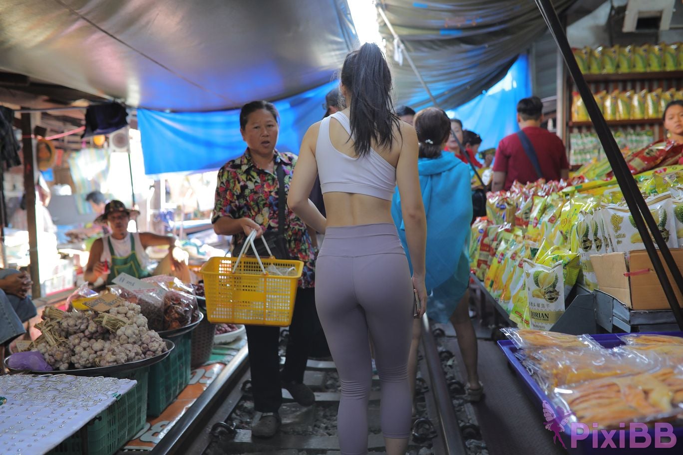 Featured Street Photography Works No.5612 Beautiful girl in gray yoga pants PixiBB.COM 716