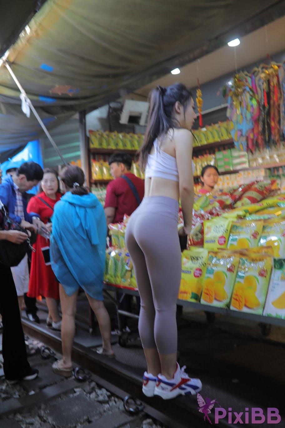 Featured Street Photography Works No.5612 Beautiful girl in gray yoga pants PixiBB.COM 722
