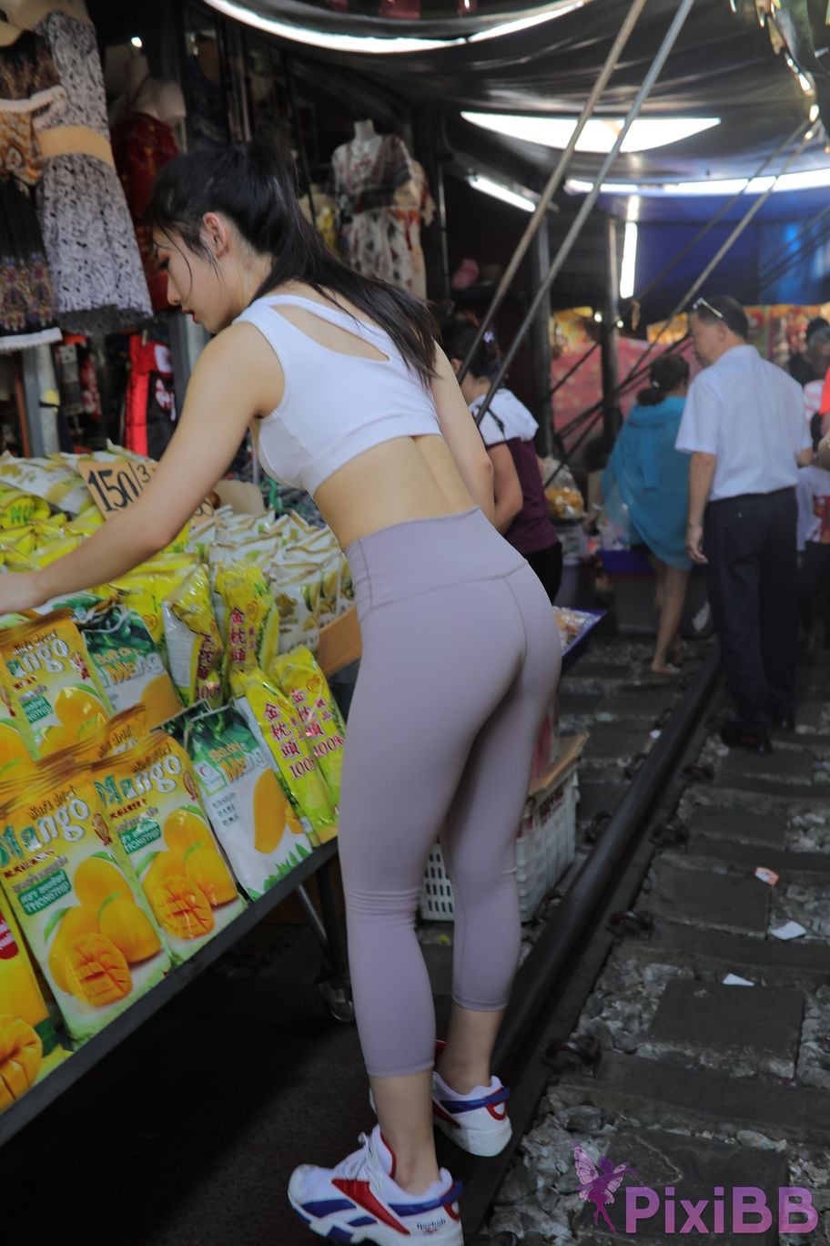 Featured Street Photography Works No.5612 Beautiful girl in gray yoga pants PixiBB.COM 728