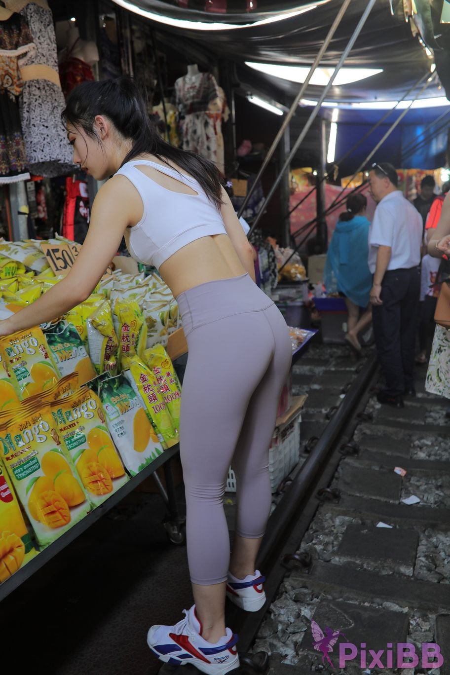 Featured Street Photography Works No.5612 Beautiful girl in gray yoga pants PixiBB.COM 729