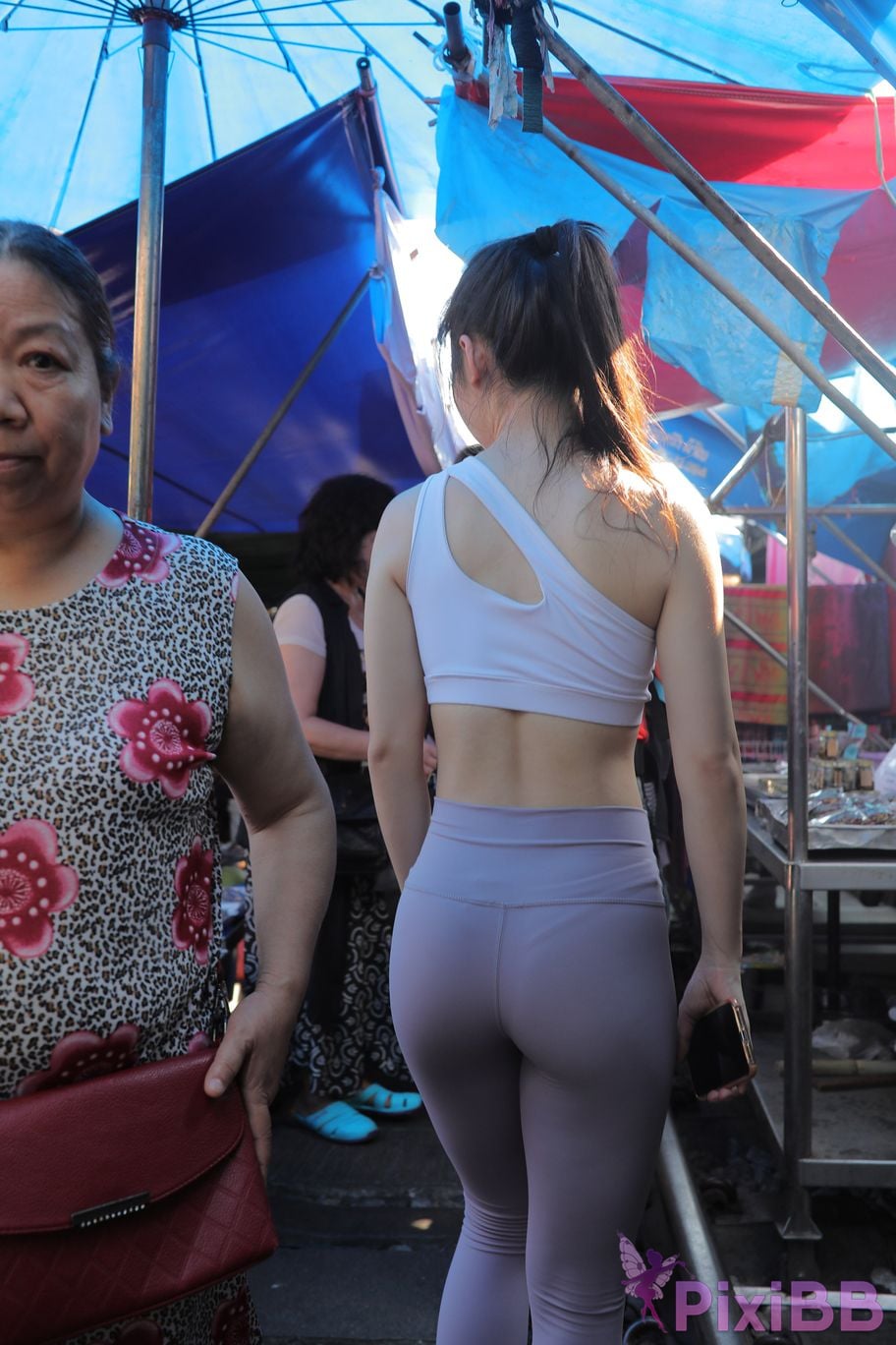 Featured Street Photography Works No.5612 Beautiful girl in gray yoga pants PixiBB.COM 735