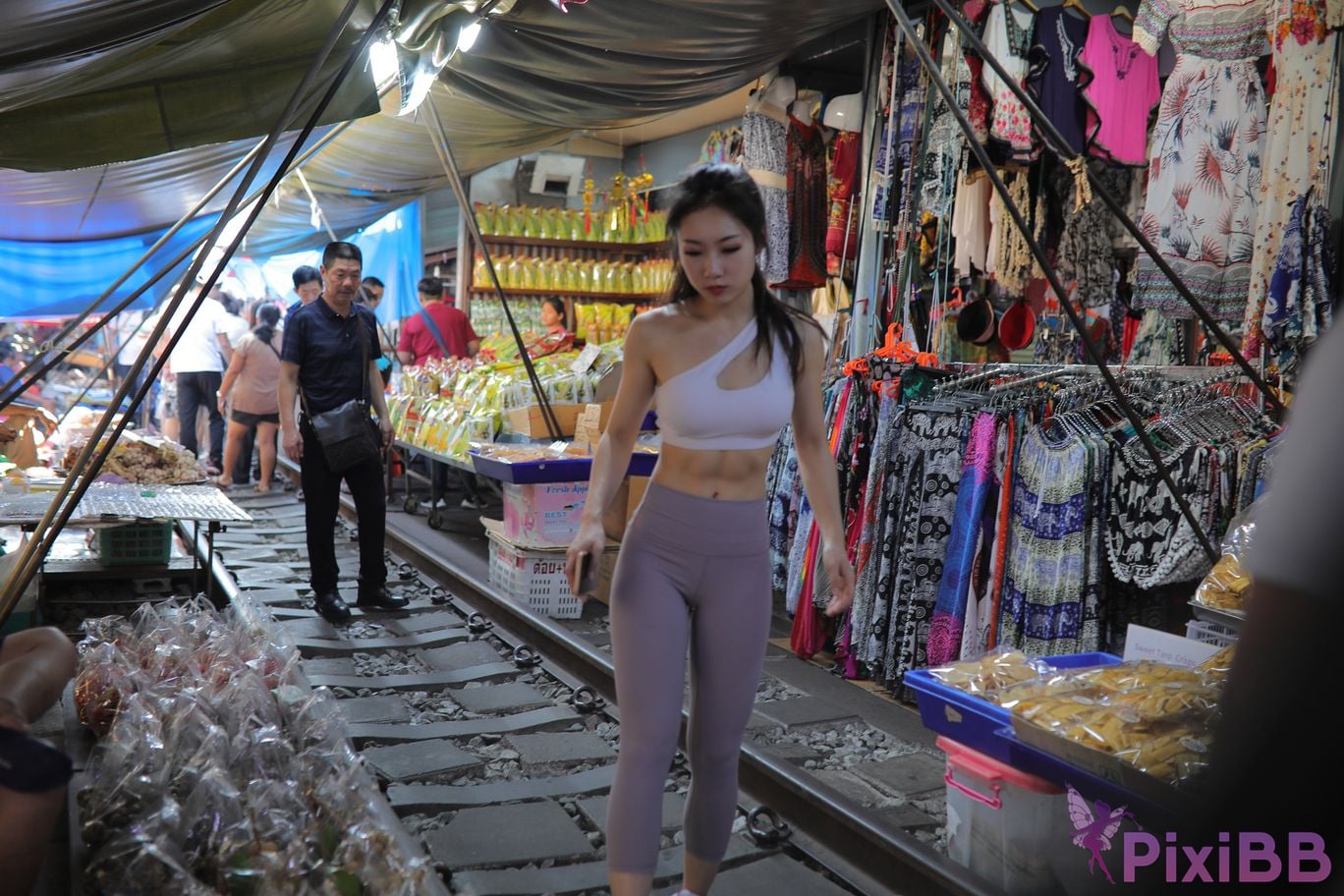 Featured Street Photography Works No.5612 Beautiful girl in gray yoga pants PixiBB.COM 748