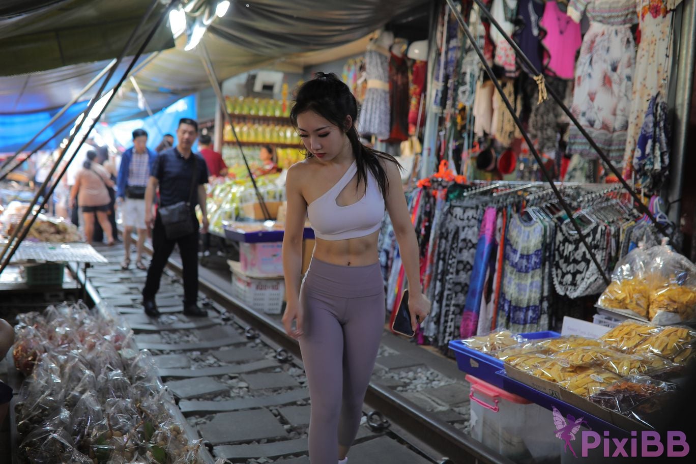 Featured Street Photography Works No.5612 Beautiful girl in gray yoga pants PixiBB.COM 749