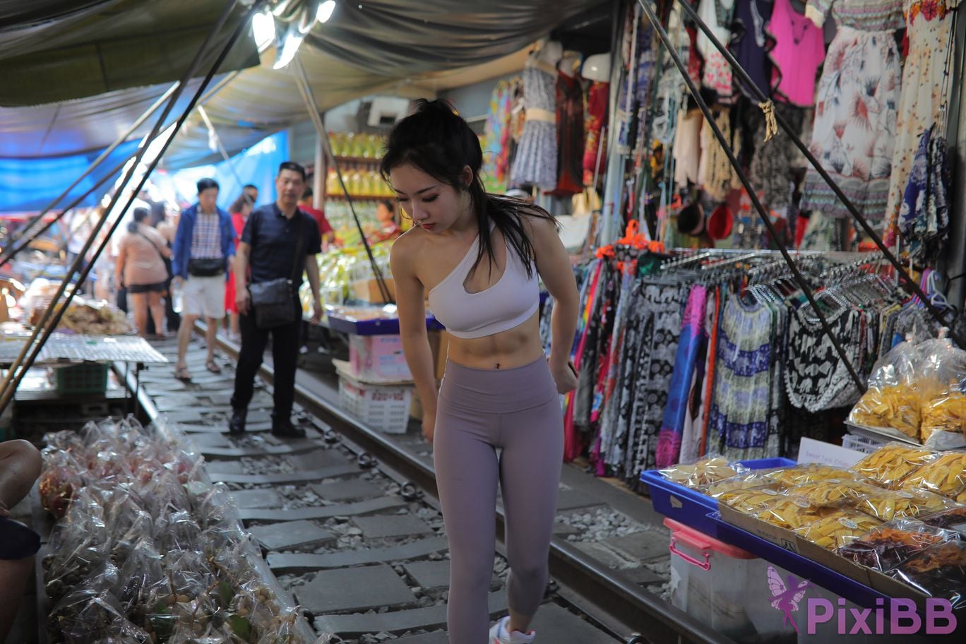 Featured Street Photography Works No.5612 Beautiful girl in gray yoga pants PixiBB.COM 750