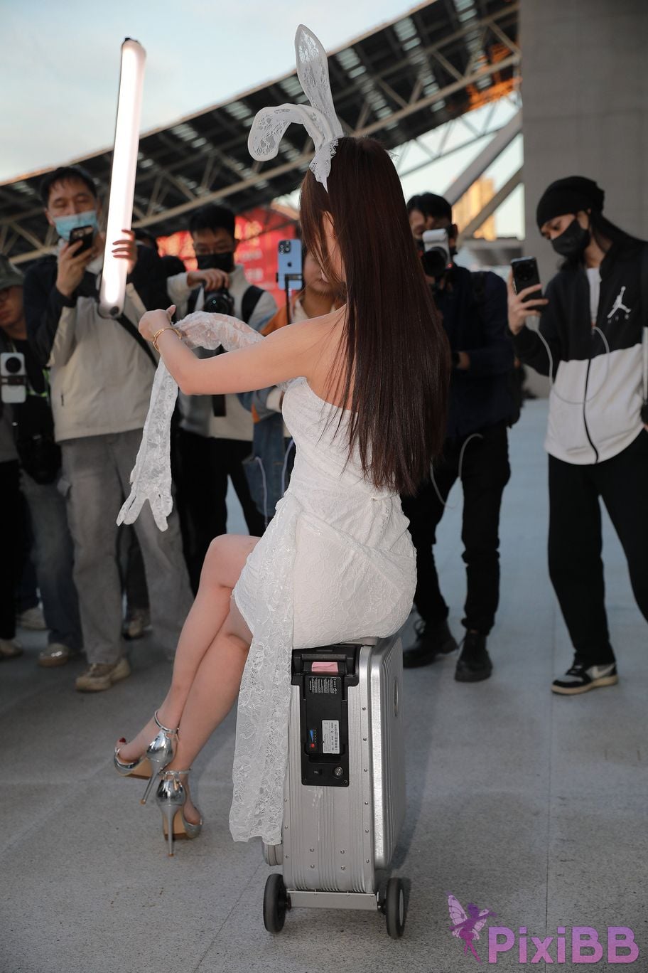 Featured Street Photography Works No.5625 Longan in white short skirt PixiBB.COM 044