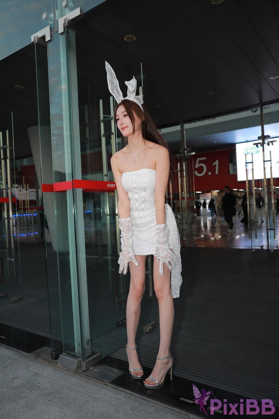 Featured Street Photography Works No.5625 Longan in white short skirt PixiBB.COM 074