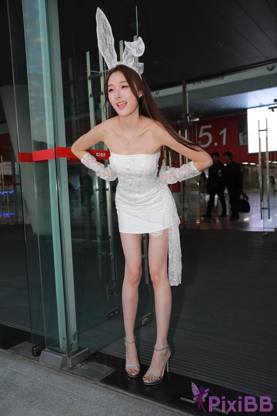 Featured Street Photography Works No.5625 Longan in white short skirt PixiBB.COM 079