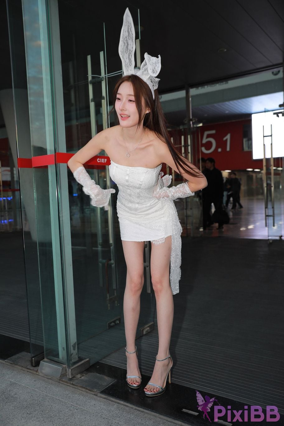 Featured Street Photography Works No.5625 Longan in white short skirt PixiBB.COM 080