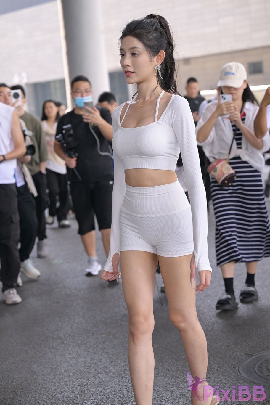 Featured Street Photography Works No.5627 Tight white hot pants PixiBB.COM 093