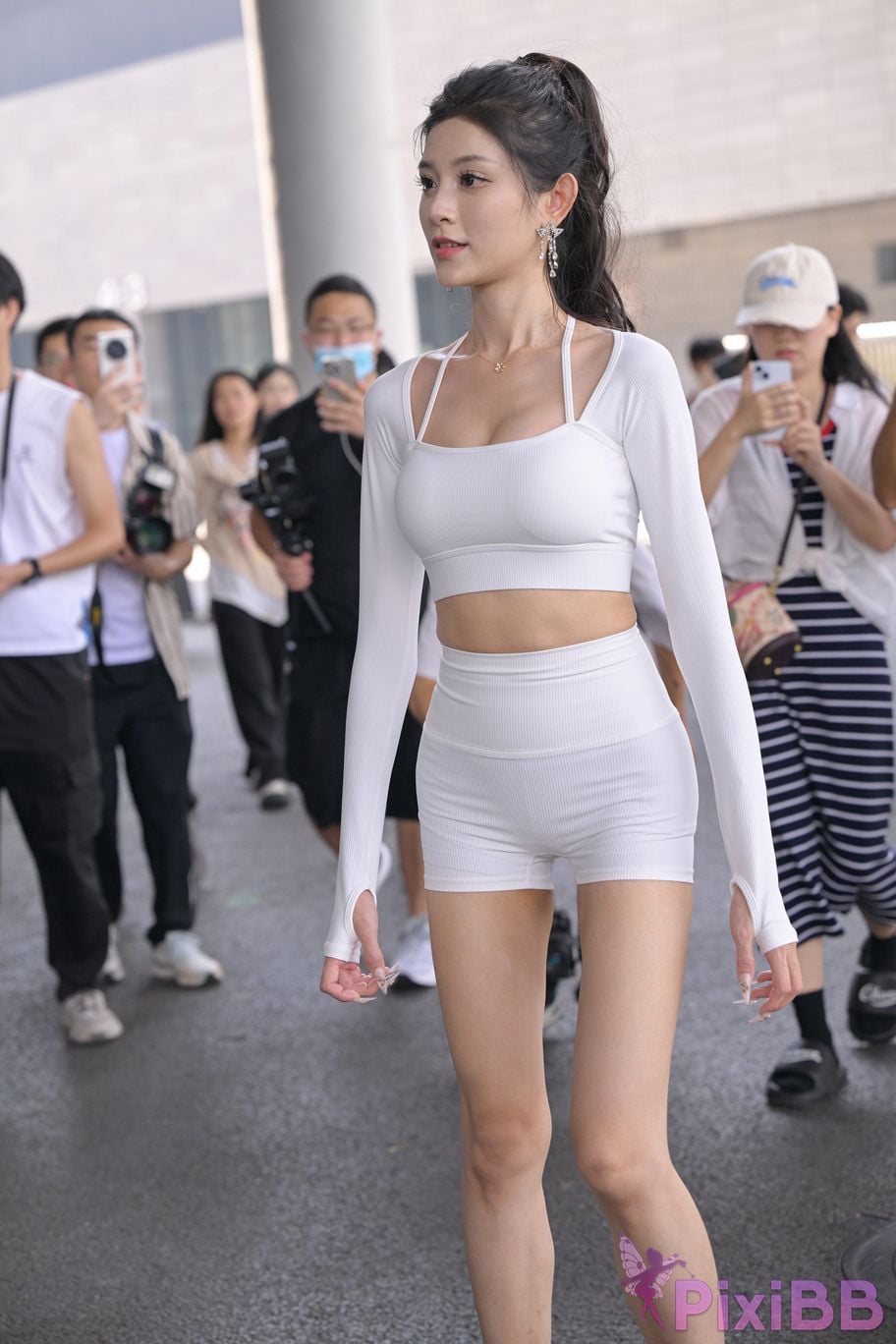 Featured Street Photography Works No.5627 Tight white hot pants PixiBB.COM 094