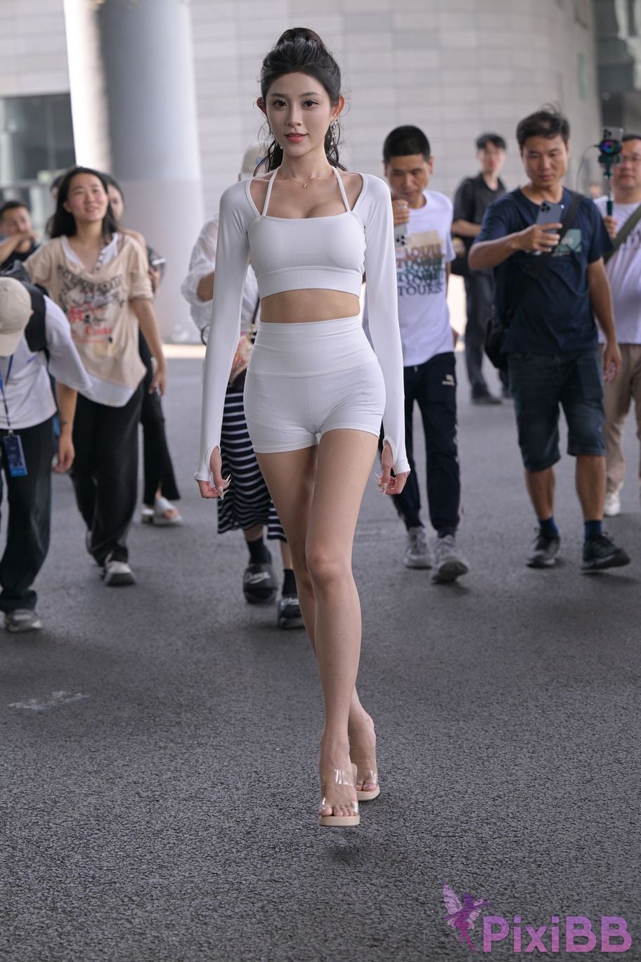 Featured Street Photography Works No.5627 Tight white hot pants PixiBB.COM 105