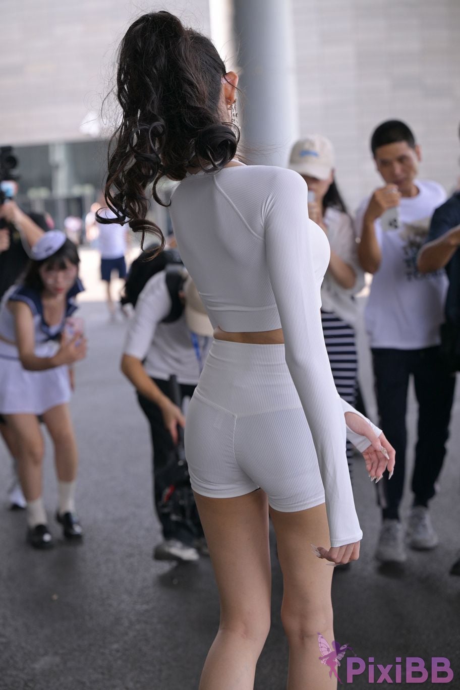Featured Street Photography Works No.5627 Tight white hot pants PixiBB.COM 115