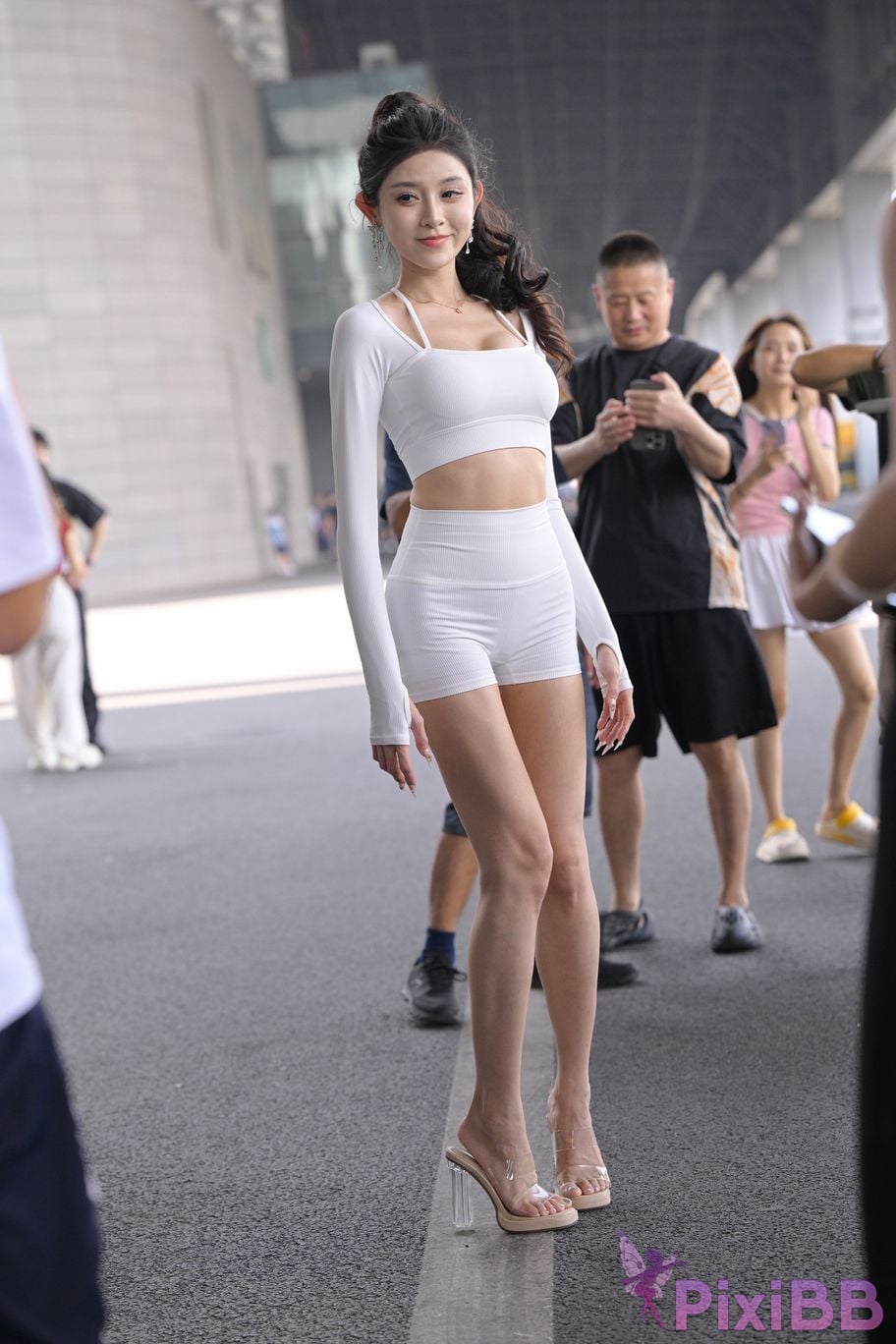 Featured Street Photography Works No.5627 Tight white hot pants PixiBB.COM 135
