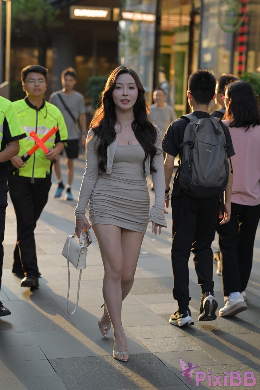 Featured Street Photography Works No.5630 Beautiful legs in hip hugging short skirt PixiBB.COM 088