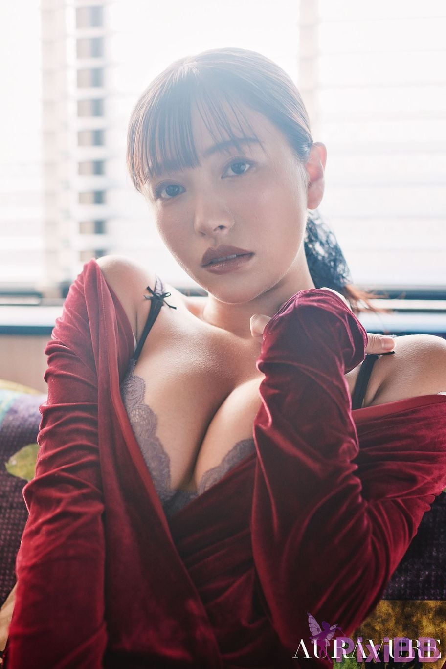 Japanese Idol Takara Suzuki Hijiri aura bule magazine 2 PixiBB.COM 037