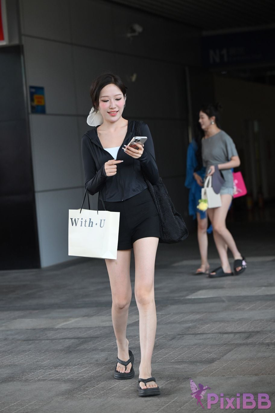 Featured Street Photography Works No.5634 Beautiful lady with big white legs and flip flops PixiBB.COM 010