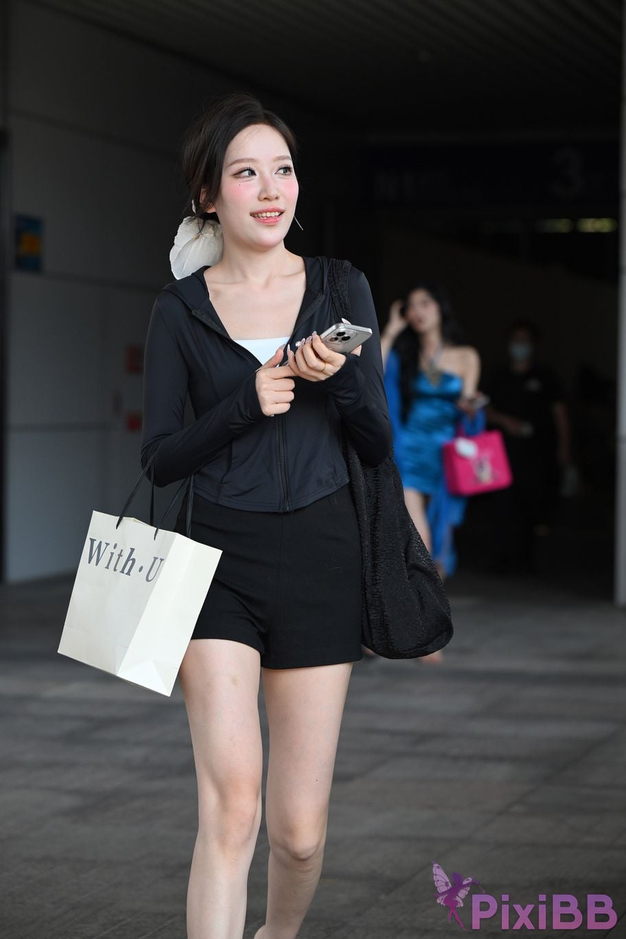 Featured Street Photography Works No.5634 Beautiful lady with big white legs and flip flops PixiBB.COM 019