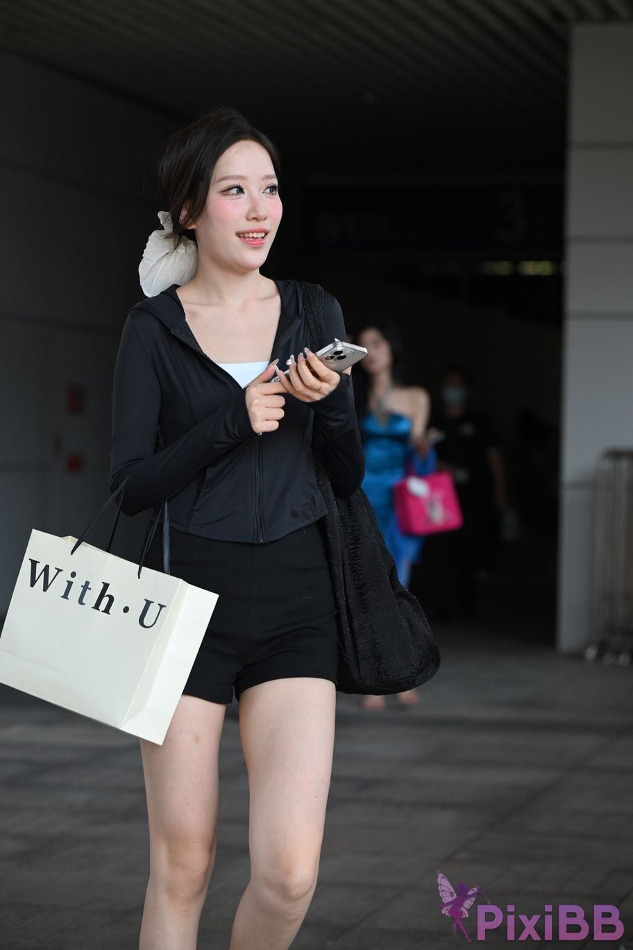 Featured Street Photography Works No.5634 Beautiful lady with big white legs and flip flops PixiBB.COM 020