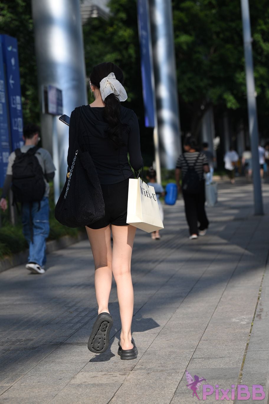 Featured Street Photography Works No.5634 Beautiful lady with big white legs and flip flops PixiBB.COM 025