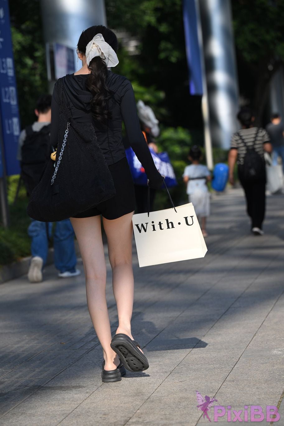 Featured Street Photography Works No.5634 Beautiful lady with big white legs and flip flops PixiBB.COM 028