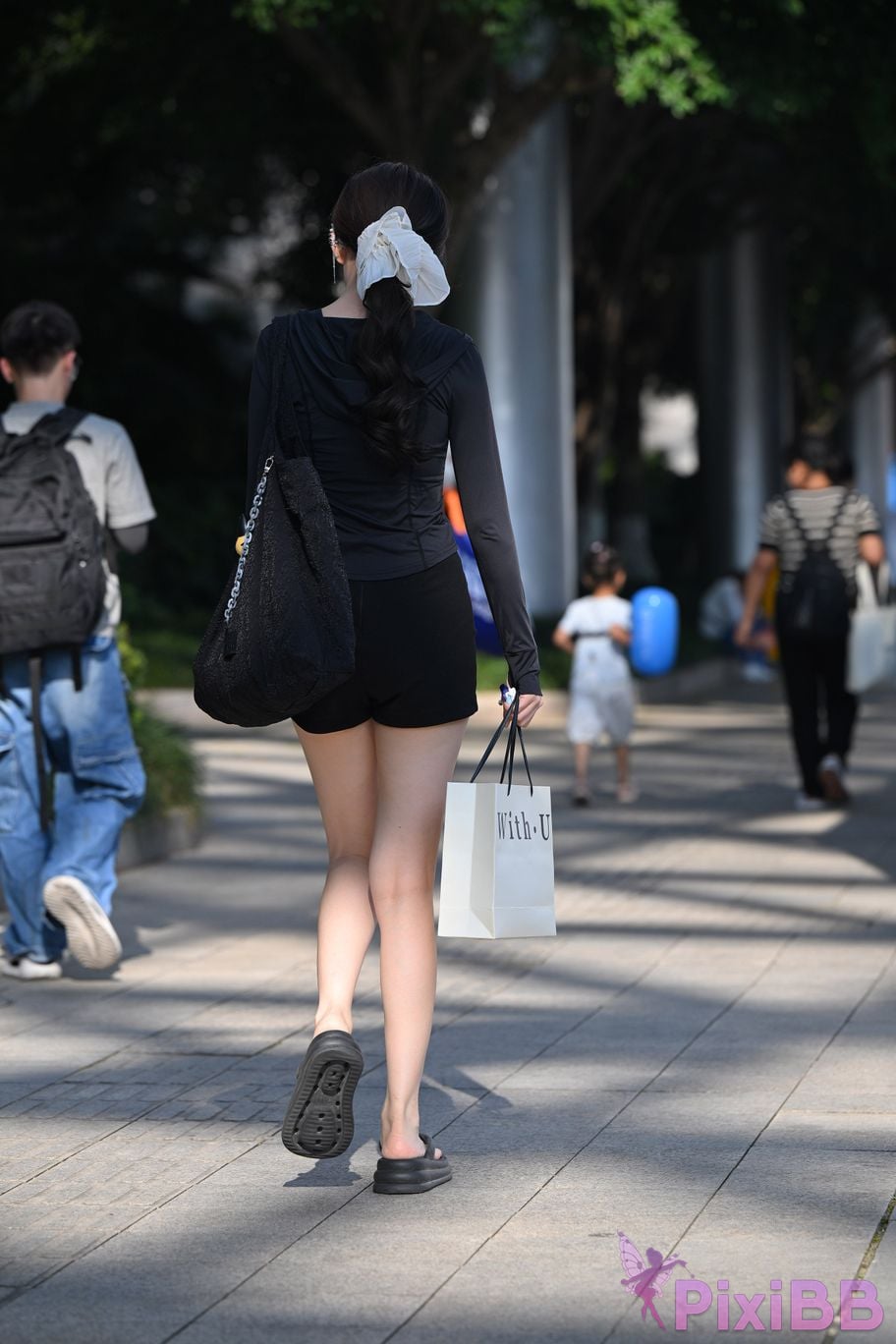 Featured Street Photography Works No.5634 Beautiful lady with big white legs and flip flops PixiBB.COM 049