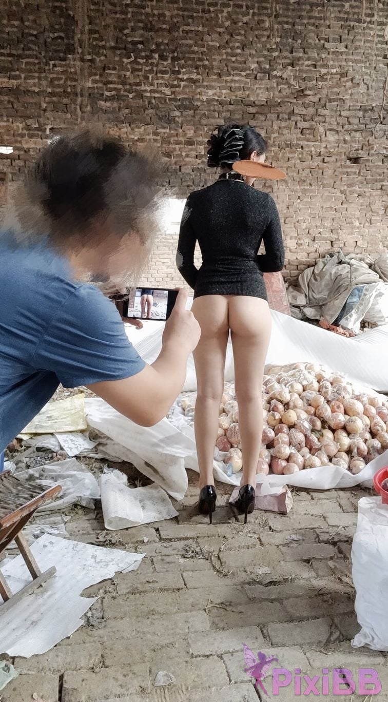 OtherXXX Qinger beautiful butt exposed in front of others Seducing the old man PixiBB.COM 146