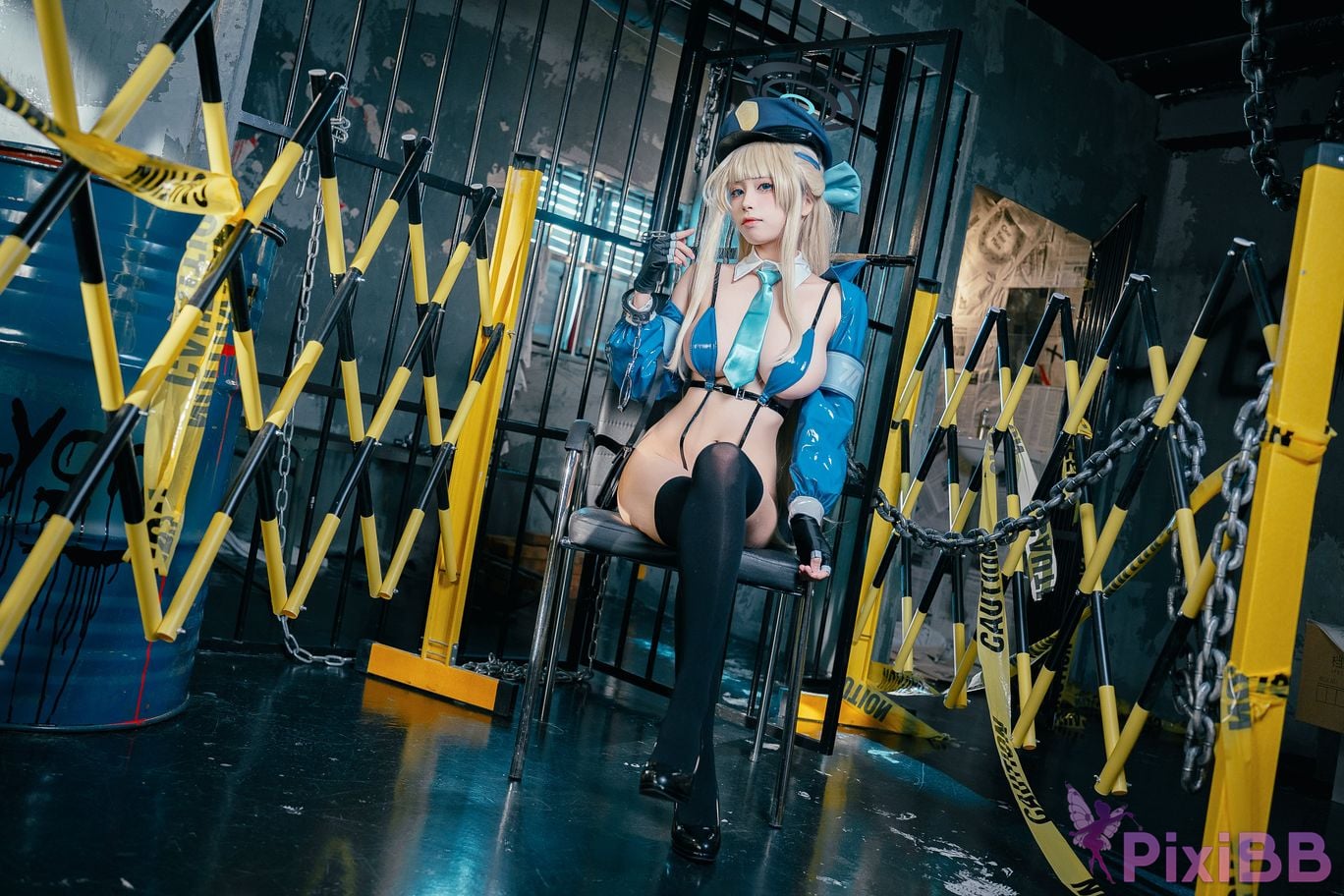 Coser Blue Archives Female policeman during the flying bird PixiBB.COM 002