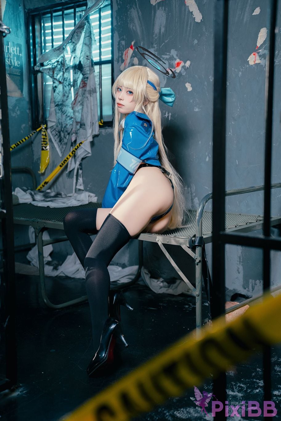 Coser Blue Archives Female policeman during the flying bird PixiBB.COM 037