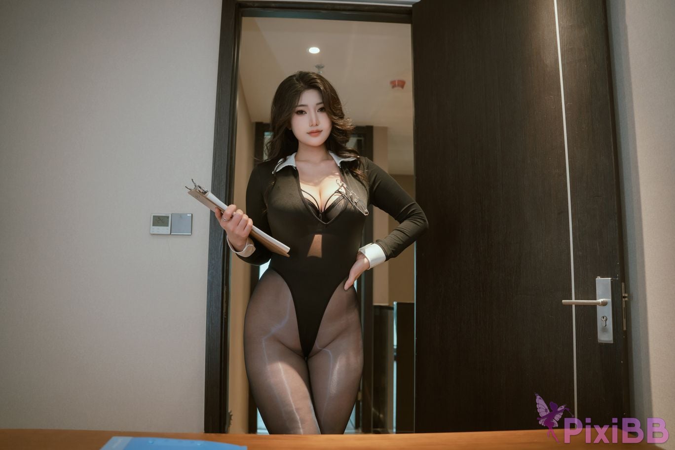 Cosplayer Xinglan is Lanlan and her name Lanmei. Spicy female secretary PixiBB.COM 001
